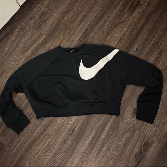 Nike Women's Black and White Cropped Sweatshirt - Picture 2 of 7